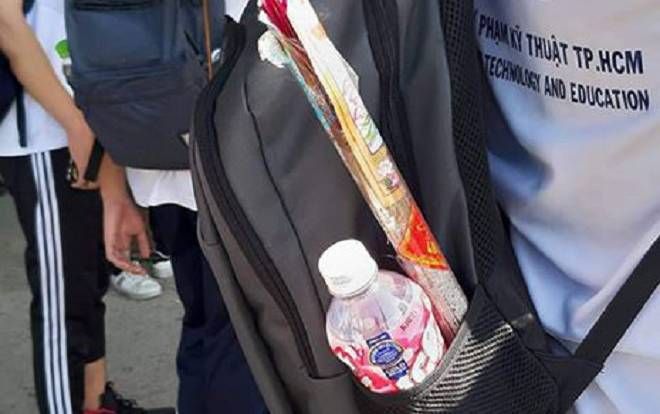 Lo lắng quá độ khi thi học kỳ, nam sinh ĐH Sư phạm kỹ thuật mang theo cả bó nhang đến phòng thi khiến CĐM cười ngặt nghẽo