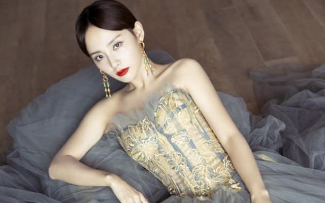 Trương Gia Nghê mặc váy công chúa 'át vía' Dương Mịch trên thảm đỏ