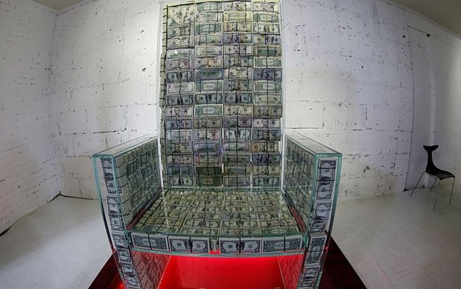 'Choáng' với chiếc ghế lấp đầy tiền trị giá 1 triệu đô của tỷ phú Nga