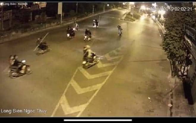 Công an vào cuộc xác minh truy bắt nhóm đối tượng mang dao kiếm ‘diễu hành’ trên đường phố chặn xe dọa cướp tài sản