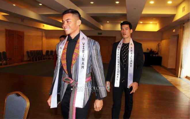 Trần Mạnh Khang diện vest thổ cẩm độc đáo, hoàn thành tốt phần thi phỏng vấn