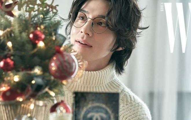'Thần chết' Lee Dong Wook đón Giáng sinh trên tạp chí W KOREA và bày tỏ suy nghĩ khi làm MC talkshow