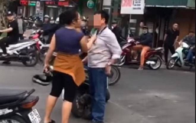Căn ngăn vụ va chạm giữa xe máy với xe đạp điện, người đàn ông vô cớ bị một phụ nữ túm cổ áo rồi lớn tiếng mắng chửi giữa đường