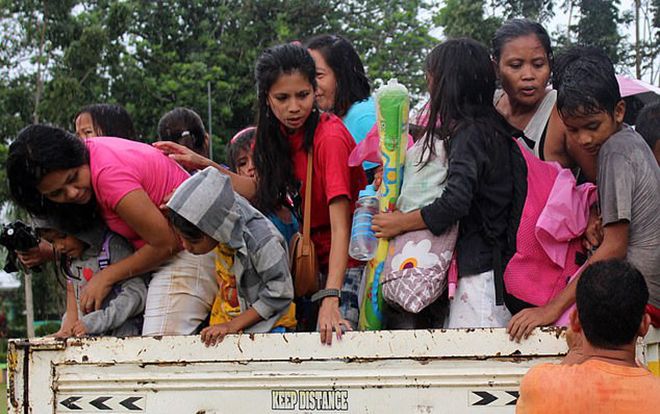 Siêu bão đổ bộ đất liền, Philippines sơ tán 70.000 người và thay đổi lịch thi đấu SEA Games