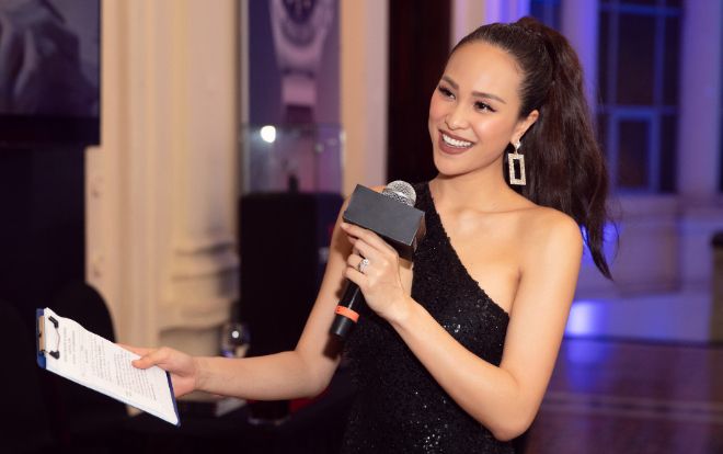 MC Phương Mai gây ‘choáng’ với thân hình hoàn hảo, đi làm trở lại sau 10 ngày sinh con đầu lòng