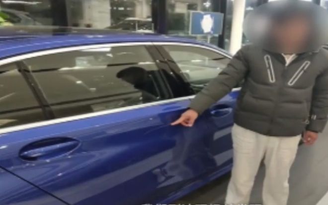 Thanh niên dùng khóa rạch xước BMW mới toanh tại cửa hàng để ép cha mua tặng