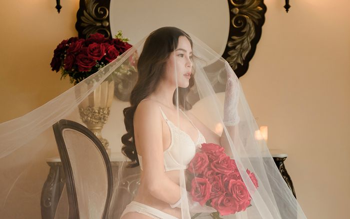 Kỷ niệm 11 năm ngày cưới, hoa hậu 3 con 'chơi lớn' khi mặc bikini hóa cô dâu gợi cảm, tiết lộ bí kíp giữ lửa hôn nhân