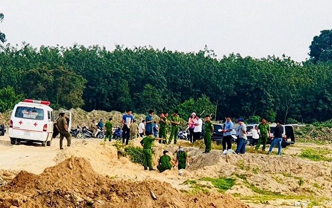 Tá hỏa phát hiện thi thể cháy đen tại bãi đất trống ở Bình Dương