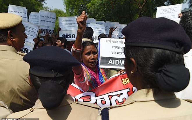 Kẻ biến thái giết 3 người trong nhà, quan hệ với xác chết và cưỡng hiếp bé gái 10 tuổi khiến dư luận phẫn nộ tột cùng