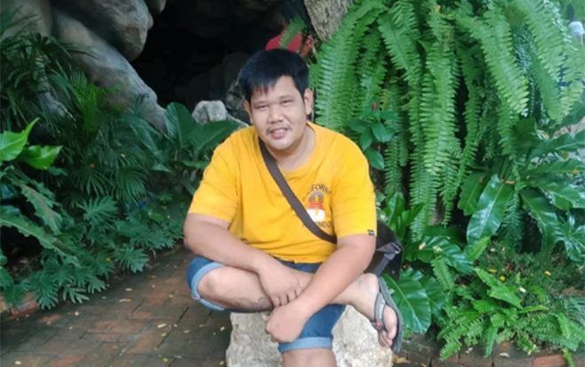 Mải chơi game trên điện thoại đang cắm sạc, người đàn ông bị điện giật tử vong