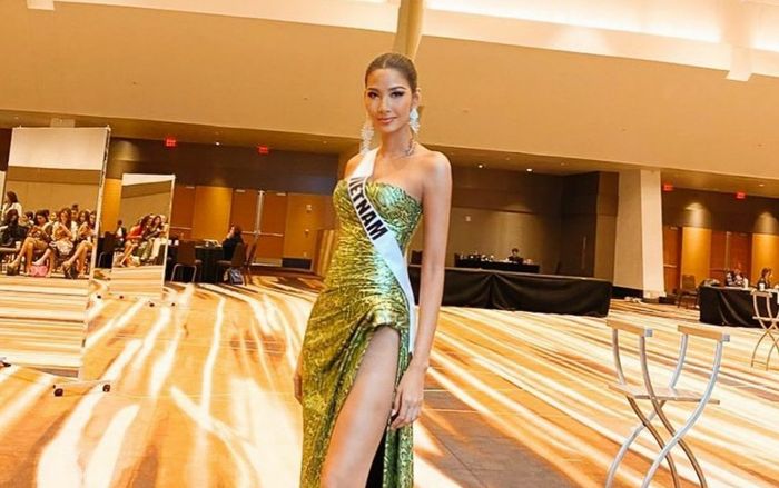 Hoàng Thùy diện váy xẻ cao tận xương hông, khoe đôi chân dài như 'kiếm Nhật' trong ngày kế tiếp tại HHHV