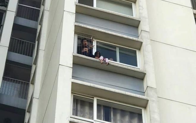 Kinh hãi bé gái ngồi vắt vẻo ngoài ban công tầng 6 chung cư Ecopark, bảo vệ toà nhà phải lên phá cửa giải cứu