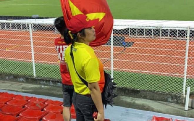 Điều chưa biết về cổ động viên nữ bất ngờ nổi tiếng với câu hát 'Bay lên trời là em bay ra ngoài'