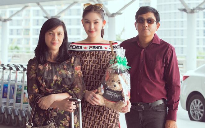 Bố mẹ 'tháp tùng' Lê Âu Ngân Anh sang Anh nhận bằng thạc sĩ