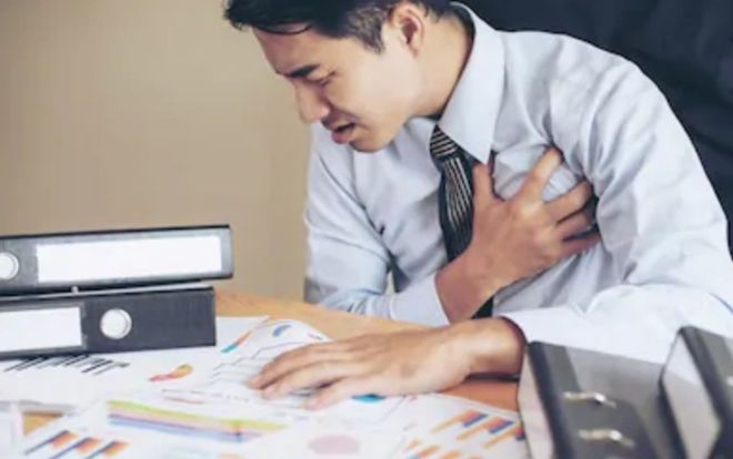 Thức thâu đêm làm việc quá sức, người đàn ông gục chết trong buổi phỏng vấn