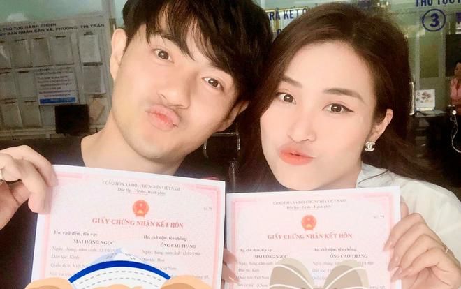 Đông Nhi 'khoe' giấy kết hôn cùng Ông Cao Thắng: 'Bút sa là hợp pháp, chồng nhỉ?'
