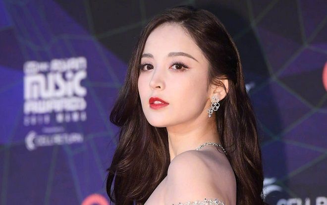 Dù xinh đẹp thế nào nhưng Cổ Lực Na Trát vẫn bị chê vì nói tiếng Anh quá kém tại MAMA 2019