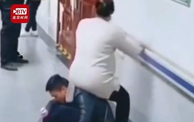 Ngồi xổm làm ghế cho vợ bầu ngồi, ông chồng gây tranh cãi trên mạng xã hội