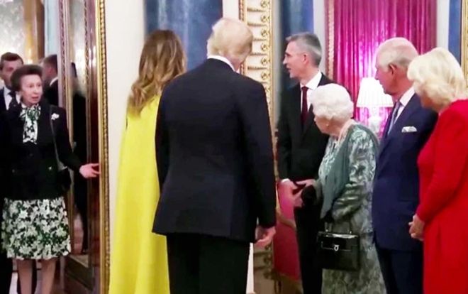 Công chúa Anh nhún vai gây tranh cãi trong lễ đón Tổng thống Trump
