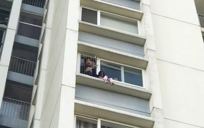 Cha bé gái ngồi vắt vẻo ngoài ban công tầng 6 chung cư Ecopark: 'Tôi rất xin lỗi vì đã làm con hoảng loạn, sẽ không bao giờ để con một mình như thế nữa'