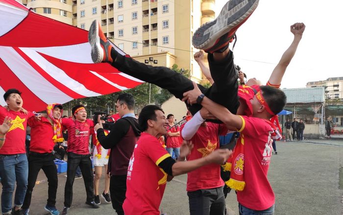Cổ động viên vỡ oà cảm xúc khi cầu thủ Tiến Linh lật ngược tình thế sút tung lưới đội tuyển Thái Lan
