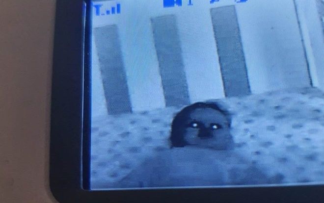 Xem camera ban đêm trong phòng con nhỏ, cha mẹ tá hỏa trước hình ảnh này