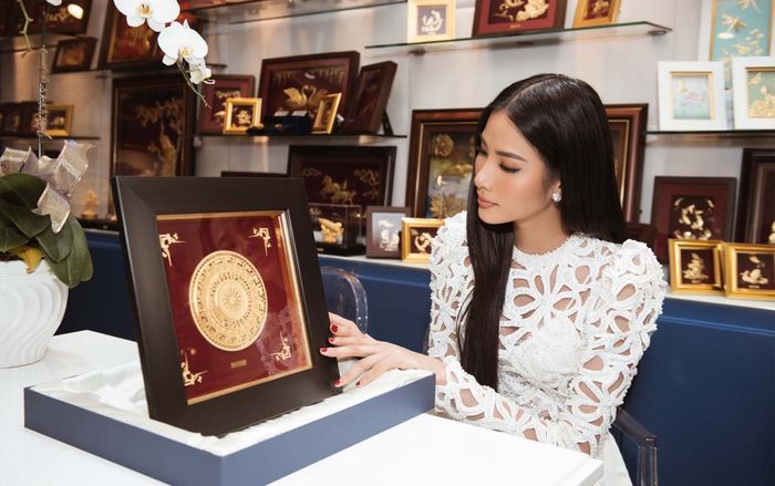 Hoàng Thùy tặng tranh trống đồng bằng vàng 24K cho tổ chức Hoa hậu Hoàn vũ Thế giới làm từ thiện
