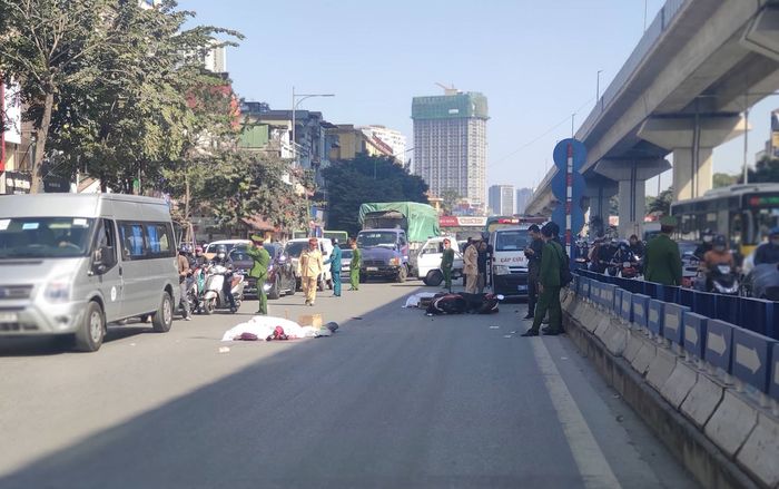 Xe tải tông vào đuôi xe máy ngay gần hầm chui Thanh Xuân, 2 người tử vong thương tâm