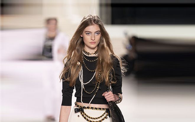 Chanel mang cơn sốt hip chains 20 năm trước lên sàn catwalk 2020