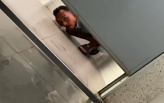Dùng nhà vệ sinh công cộng, cô gái hoảng hốt trước hành động của gã biến thái