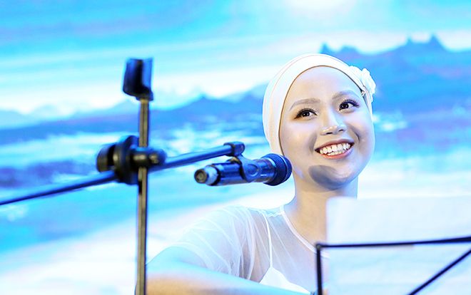 Nữ sinh ung thư khoe giọng hát ngọt ngào trong đêm Tài năng ĐH Ngoại thương