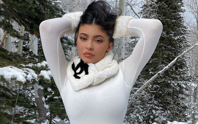 Thời tiết mùa Đông có âm độ chả ngăn cản được Kylie Jenner khoe dáng trong bộ bodysuit mỏng manh
