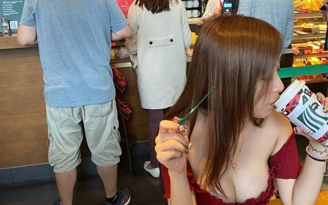 Đi uống cafe, cô gái khiến cả tiệm phải ‘đỏ mặt’