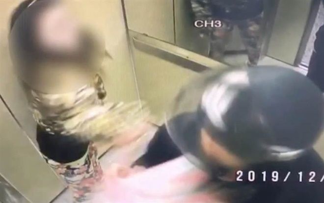 Không có tiền lẻ trả lại, shipper bị khách hàng dùng đồ ăn đánh