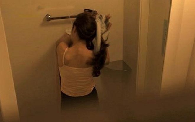 Nam sinh 17 tuổi ở Singapore bị đuổi học và phải hầu tòa vì quay lén bạn học tắm