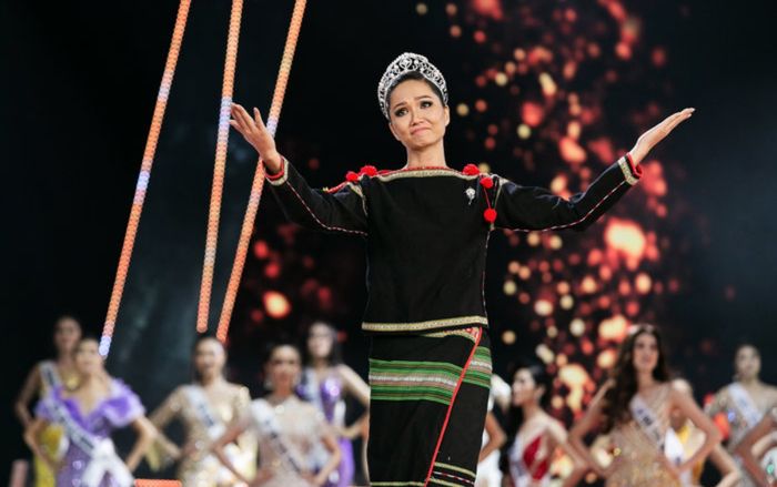 Xúc động khoảnh khắc H'Hen Niê hát 'Cảm ơn' của Đen Vâu tại Miss Universe Vietnam 2019