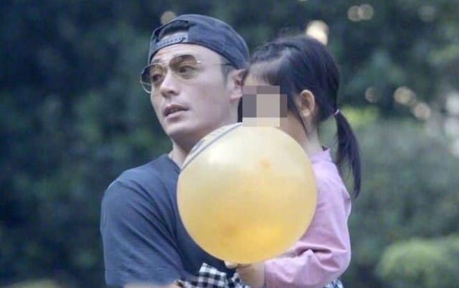 Giữa tin đồn mắc bệnh nặng, Hoắc Kiến Hoa vẫn đưa con gái Cá Heo Nhỏ đi chơi