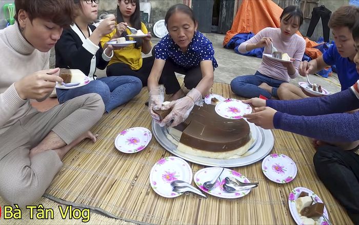 Làm món thạch 'siêu to khổng lồ', Bà Tân Vlog bị dân mạng phát hiện dùng 'hình ảnh chỉ có tính chất minh hoạ'