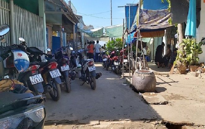 Vợ tạt nước trúng tường nhà hàng xóm, chồng bị truy sát đến tử vong