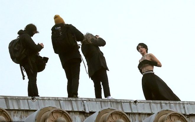 Gigi Hadid chụp hình bán khỏa thân trên sân thượng nhà hát giữa trời giá lạnh