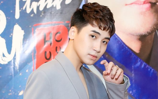 Huy Cung: 'Có ra MV tiền tỷ mà không hát live được thì không thể gọi là ca sĩ'