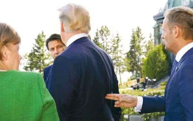 Làm động tác 'chĩa súng' vào Trump, cựu chủ tịch Hội đồng châu Âu bị chỉ trích