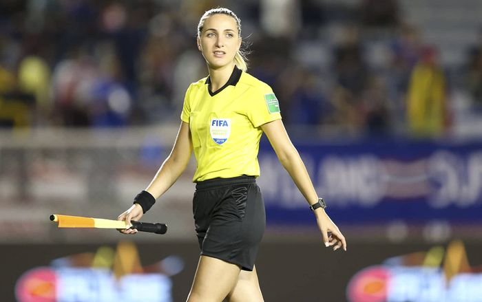 Nữ trọng tài xinh đẹp 'gây sốt' tại trận chung kết nữ Việt Nam - Thái Lan đã khoá Facebook