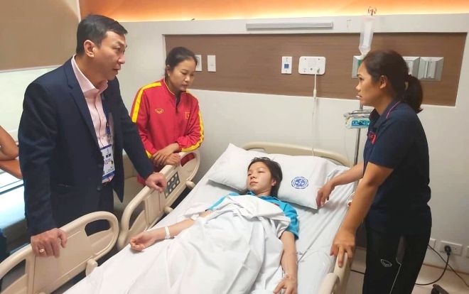 Cầu thủ nữ Việt Nam phải cấp cứu vì kiệt sức sau chiến thắng Thái Lan