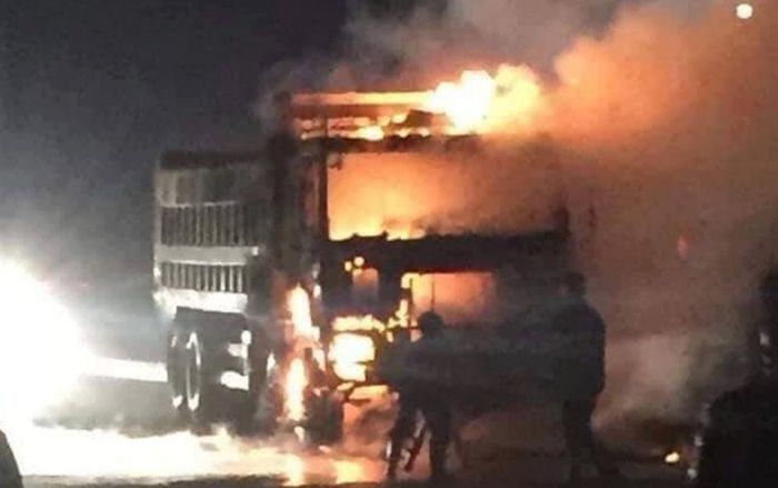 Xe máy đi ngược chiều lao vào xe tải trên cao tốc Hà Nội - Bắc Giang, một người chết cháy không thể nhận dạng