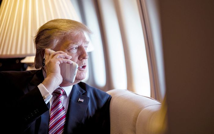 Ông Donald Trump vẫn dùng điện thoại ‘dễ bị hack tới mức đáng sợ’