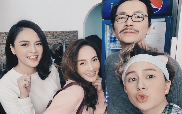 Bảo Hân hội ngộ bố Sơn và hai chị gái, cư dân mạng nhanh chóng nhận ra điều đặc biệt