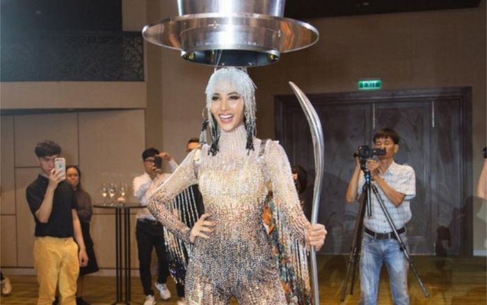 NTK đồng hành với Hoàng Thùy nghi ngờ nhà tài trợ 'thao túng' kết quả chọn trang phục truyền thống