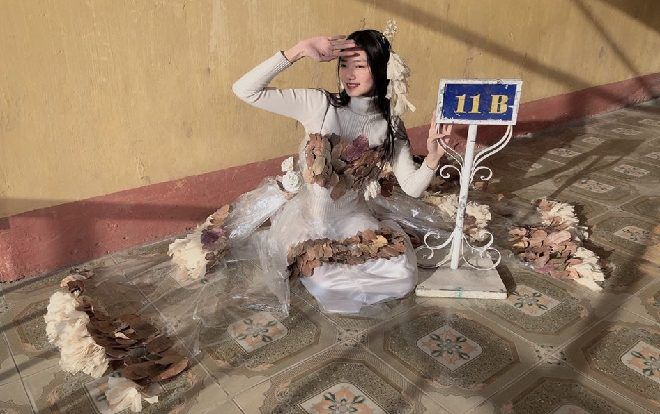 Bộ trang phục tái chế ‘0 đồng’ khiến cộng đồng mạng trầm trồ, đáng chú ý hơn cả phải nhắc đến nhan sắc trong trẻo của ‘model’