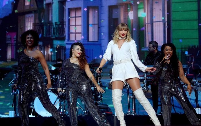 Taylor Swift hút mắt với thân hình đẫy đà, gợi cảm với jumpsuit trắng tôn dáng